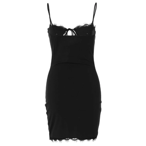 Detailansicht der feinen schwarzen Spitze und des glatten Stoffes am Minikleid