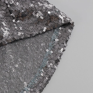 Détails de sequins gris montrant des coutures de qualité et une doublure en mesh sur robe
