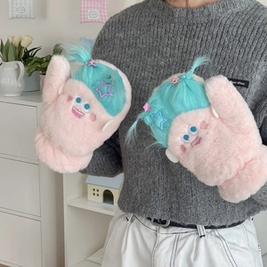 Détail de mitaines monstre en peluche rose avec cheveux bleus et pinces étoiles