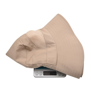 Lightweight 80g outdoor sun hat showing ultra-light fabric on a digital scale