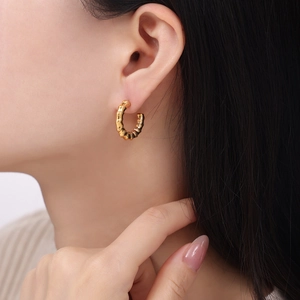 Fashionable gold-plated stainless steel C-shaped earrings with spiral texture for women