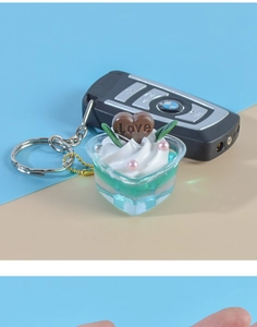 Gros plan d'un porte-clés dessert en forme de cœur avec gel, crème et chocolat gravé Love