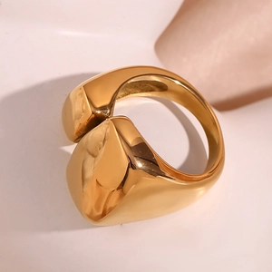 Vue macro d'une bague large géométrique en acier inoxydable plaqué or 18 carats poli