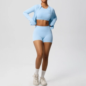 Ensemble de yoga 3 pièces bleu clair avec veste zippée, brassière et short de sport
