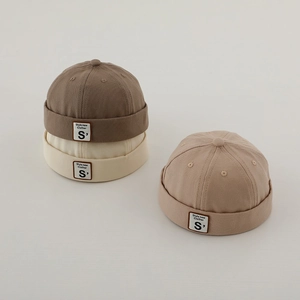 Berretto docker vintage in cotone per bambini con etichetta S ricamata in toni terra