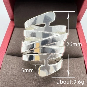 Anello largo multistrato in argento con design geometrico a fascia alto 26 mm
