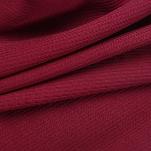Vista macro dettagliata della trama in maglia bordeaux e del motivo a coste elastiche