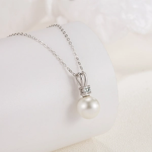 Elegant S925 sterling silver V-shaped necklace with white pearl and sparkling zircon stone