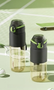 PPSU sports water bottles with scale and non-slip sleeve shown on a tennis court