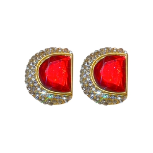 Boucles d'oreilles lettre D dorées avec pierre rouge centrale et pavé de strass blancs