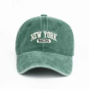 Gros plan du tissu en coton vert délavé et de la broderie New York 1625 sur la casquette
