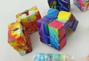 Vista macro di cubi d'infinità tie-dye colorati che mostrano varie posizioni piegate