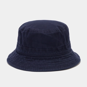 Détail d'un chapeau bob en coton bleu marine avec coutures précises et design minimaliste