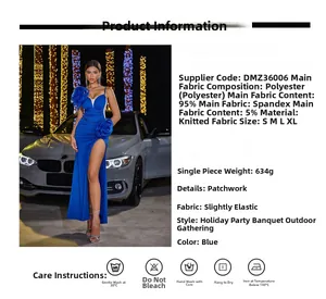 Détail de robe bleue à une épaule avec fleur 3D et fente latérale haute élégante