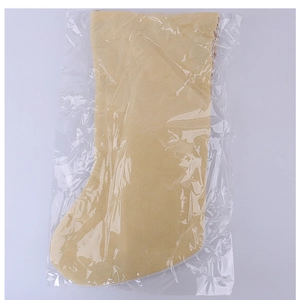 Dettaglio di una grande calza di Natale gialla all'interno di un pacchetto di plastica