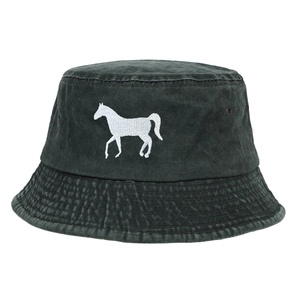 Détail de broderie de cheval sur chapeau bob en coton délavé gris foncé avec œillets