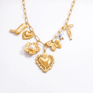 Détail d'un collier en or 18 carats avec pendentifs cœur, papillon et perles fines