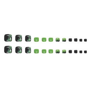 Faux ongles d'orteils dégradés vert et noir avec motifs de pommes sur fond blanc pur