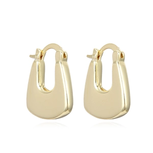 Orecchini minimalisti a forma di U in rame cavo placcati oro 18K su uno sfondo bianco