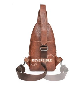 Détail du sac bandoulière en cuir marron montrant les crochets réversibles