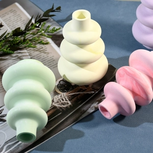 Dettaglio di stampi in silicone per vasi sferici moderni nei colori pastello dei macaron
