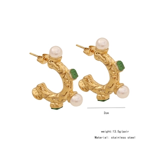 Detailed specs of vintage C-shape earrings showing size 2cm and 13.5g weight on white background