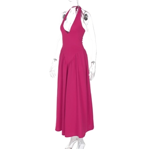 Detail eines eleganten rosaroten rückenfreien Jumpsuits mit tiefem V-Ausschnitt und weitem Bein