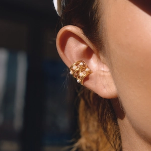 Minimalist 18K gold-plated stainless steel hollow wave ear cuff with pearls on model