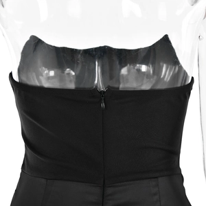 Vue détaillée de la fermeture éclair au dos d'une robe noire bustier sur un mannequin