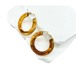 Elegant 18K gold-plated stainless steel hoop earrings with amber resin marble finish
