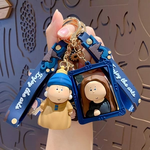 Cartoon artist keychain featuring Mona Lisa with Enjoy the Arts strap and gold metal hook