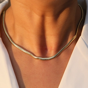 18k vergoldete Messing-Schlangenkette für Damen, am Hals getragen präsentiert