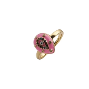 Detail eines rosa Emaille-Tropfenrings mit Evil Eye Motiv und bunten Zirkonia-Steinen