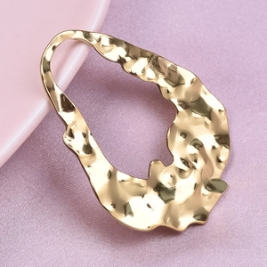 Macro shot of 304 stainless steel golden hammered hollow teardrop pendant accessory