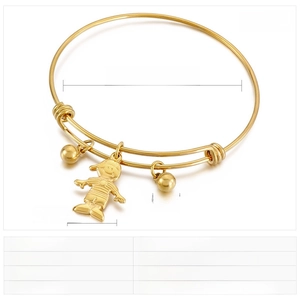 Vue détaillée du bracelet en acier inoxydable doré avec pendentif garçon et tailles