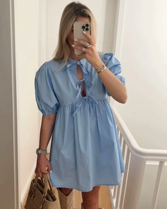 Details des blauen Kleids mit Puffärmeln, hohlem Ausschnitt und Schnürung-Design