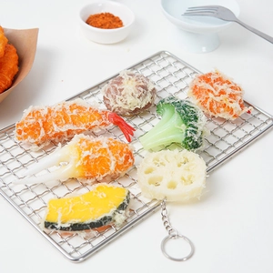 Realistische PVC-Tempura-Schlüsselanhänger mit Garnelen und Gemüse auf einem Drahtregal