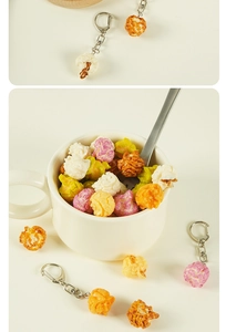 Llaveros realistas de palomitas de colores en una taza para decoración de modelos