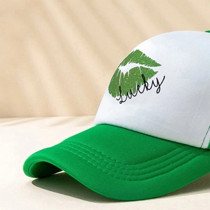 Cappellino trucker verde e bianco con stampa labbra Lucky e tesa larga estiva