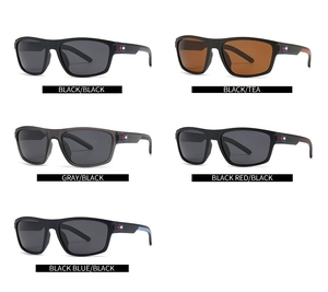 Détail de lunettes de soleil de sport avec montures TR et accents de branches tricolores