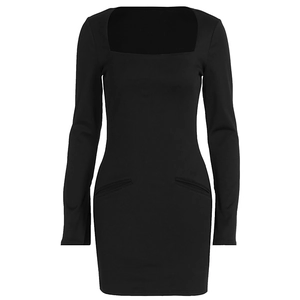 Détails à plat d'une robe courte noire à manches longues avec décolleté carré et poches