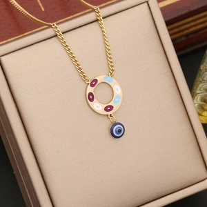 Detail der goldenen Evil Eye Halskette mit blauem Emaille auf einer Lederbox