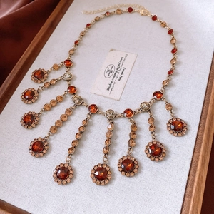 Détail du collier vintage baroque avec pampilles, pierres ambrées et finition dorée luxueuse