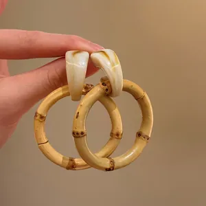 Orecchini a cerchio in bambù naturale con perno in resina effetto marmo crema