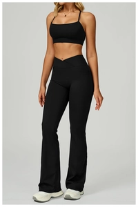 Ensemble de yoga noir femme avec pantalon évasé taille en V et brassière à bretelles