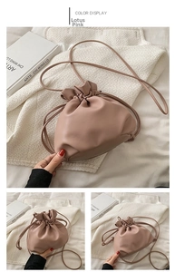 Detailansicht der lotusrosa Kordelzug-Beuteltasche mit weichem Leder und Schultergurt