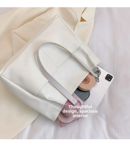 Dettaglio della grande borsa tote bianca in pelle PU con interno spazioso e un iPad