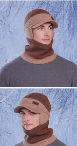 Détail de la maille du bonnet d'hiver et du cache-col avec écusson en cuir