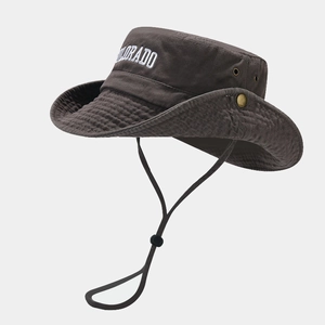 Détail de la broderie Colorado et des évents sur le chapeau bob en toile marron foncé