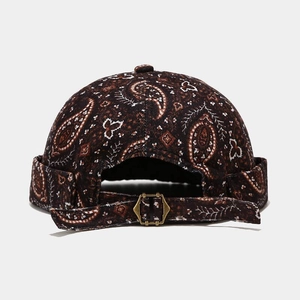 Bonnet docker marron à motif paisley vintage avec boucle réglable sur fond gris clair